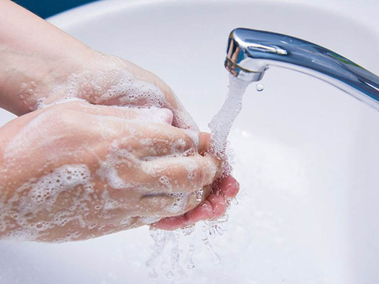 Rửa tay sạch trước khi dùng nước nhỏ mắt
