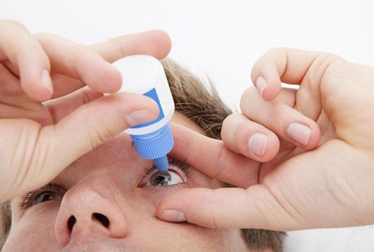 Đối tượng sử dụng thuốc nhỏ mắt Nhật Bản dành cho người già là ai?

