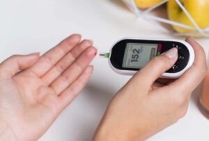 Máy đo đường huyết đang được sử dụng phổ biến