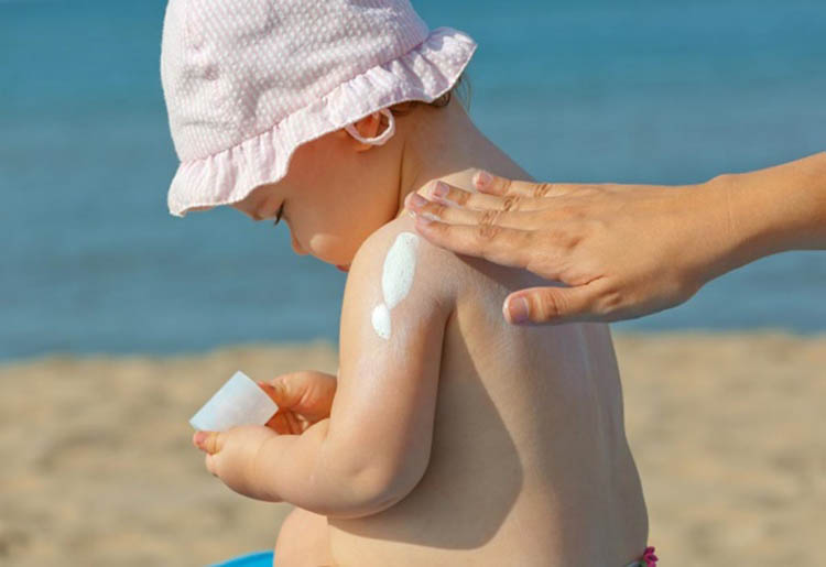 Nên bôi kem chống nắng cho bé có hàm lượng SPF lớn hơn 15